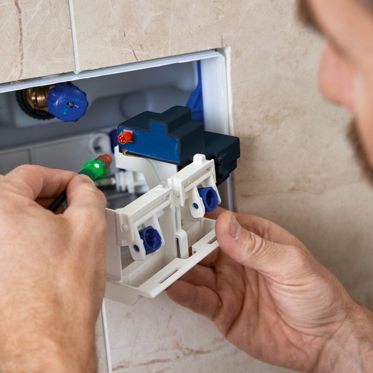 Afișarea sursei de alimentare în timpul modernizării unității de spălare igienică HS05 de către un specialist în instalații sanitare Afișarea sursei de alimentare în timpul modernizării unității de spălare igienică HS05 de către un specialist în instalații sanitare