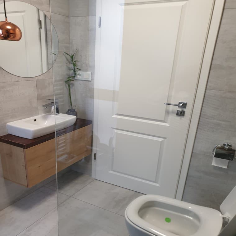 Vedere de ansamblu în baia oaspeților (© Geberit) Vedere de ansamblu în baia oaspeților (© Geberit)