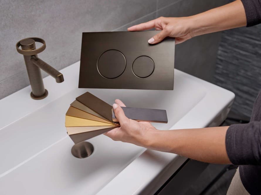 Geberit Sigma40, asortată cu bateria pentru lavoar, cu finisaj metalic bronz patinat Geberit Sigma40, asortată cu bateria pentru lavoar, cu finisaj metalic bronz patinat