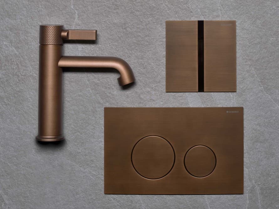 Clapeta de acționare Geberit Sigma40 și clapeta de acționare Tip 40, cu finisaj perfect asortat, în nuanță metalică de cupru periat Clapeta de acționare Geberit Sigma40 și clapeta de acționare Tip 40, cu finisaj perfect asortat, în nuanță metalică de cupru periat