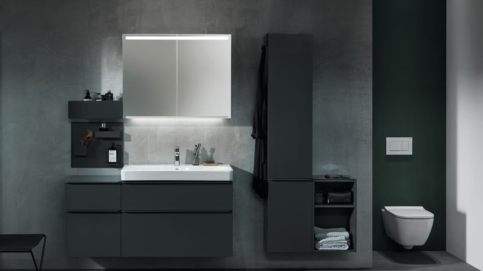 Un vas WC pătrat Geberit Smyle Square suspendat pe perete, instalat într-o nişă Un vas WC pătrat Geberit Smyle Square suspendat pe perete, instalat într-o nişă