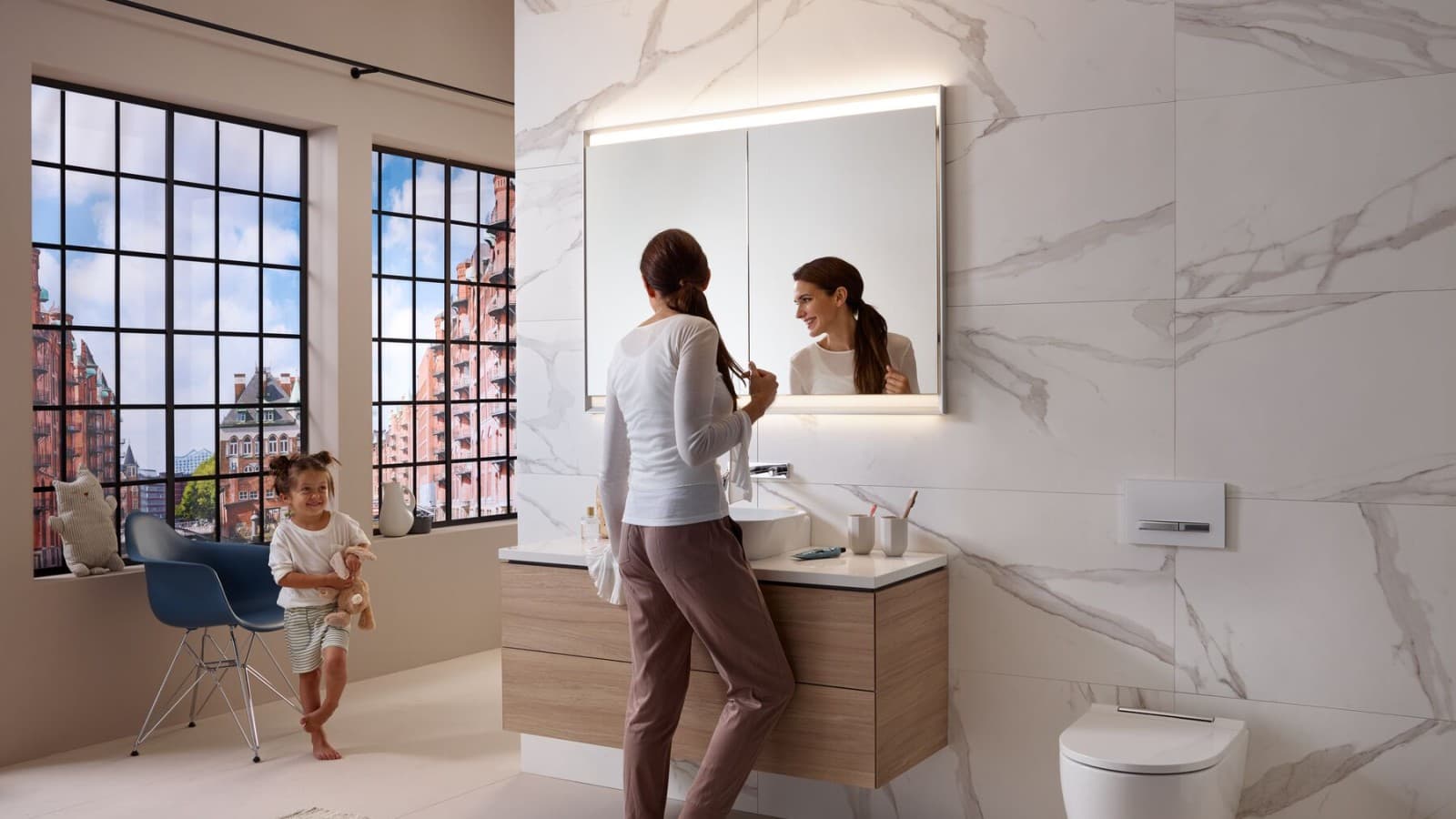 Mamă şi copil într-o baie cu Geberit ComfortLight