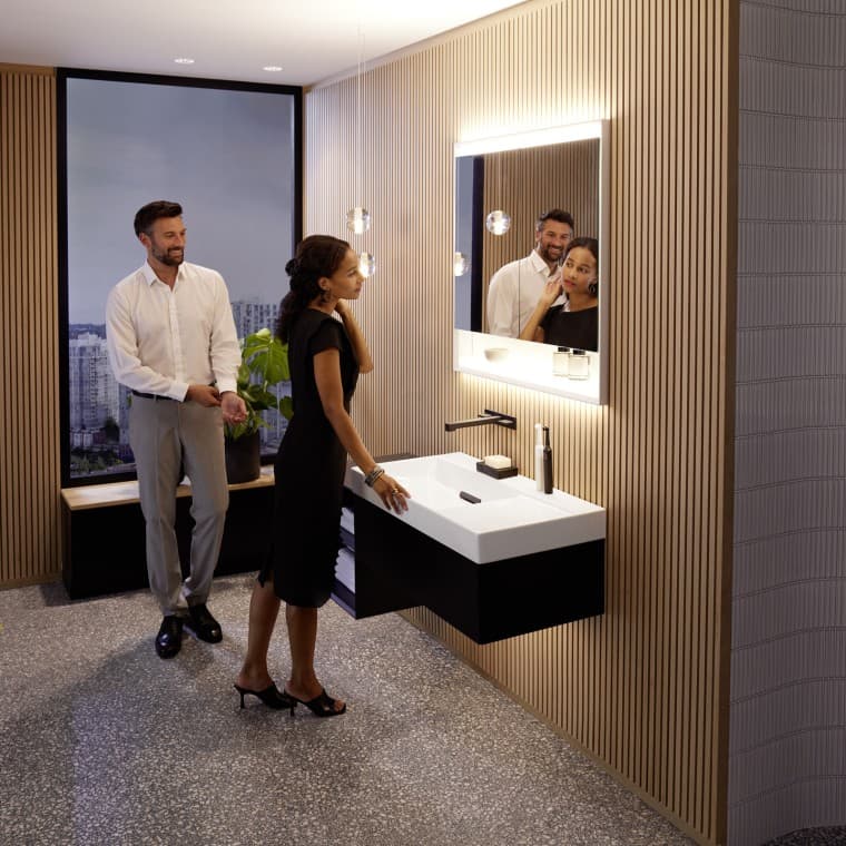 Bărbat și femeie în baie din seria de produse pentru baie Geberit ONE Bărbat și femeie în baie din seria de produse pentru baie Geberit ONE