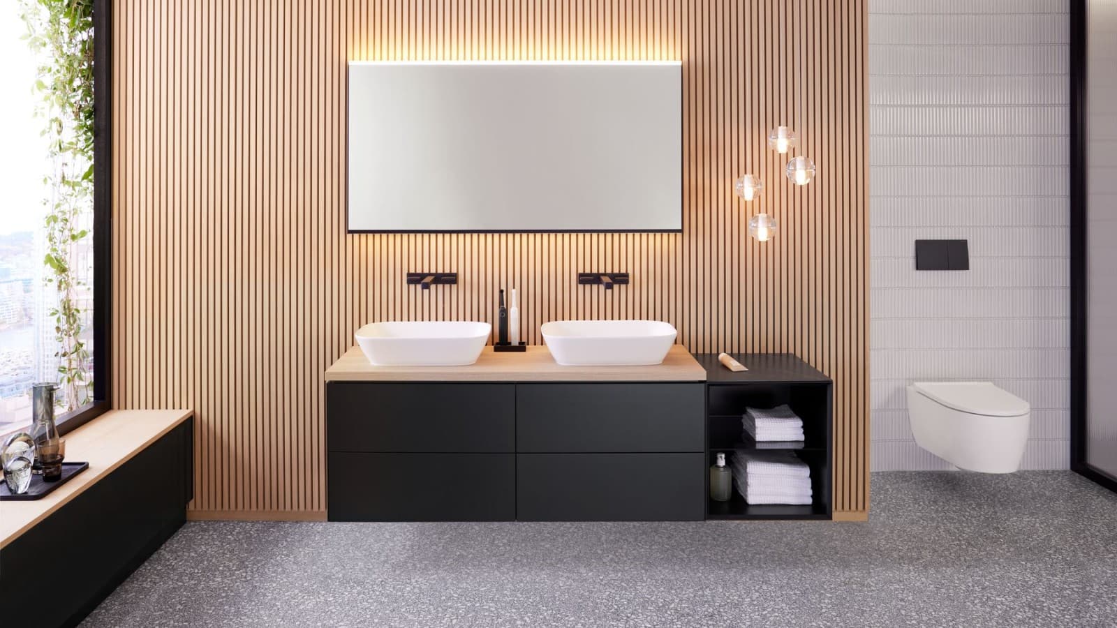 Geberit ONE combinată cu Geberit Option Plus dreptunghiulară 135 cm în culoarea negru mat. (© Geberit) Geberit ONE combinată cu Geberit Option Plus dreptunghiulară 135 cm în culoarea negru mat. (© Geberit)