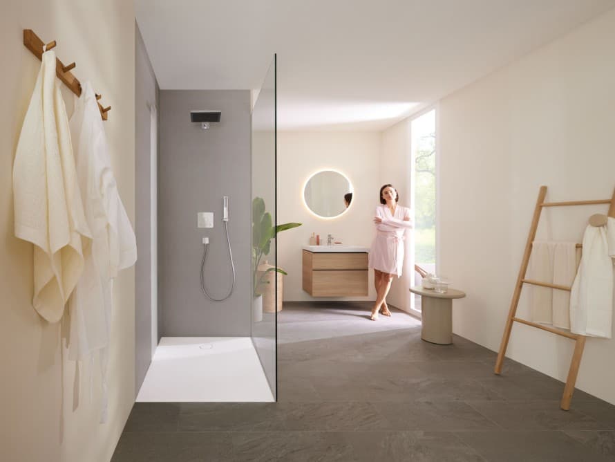 O femeie în baie, sub duș O femeie în baie, sub duș