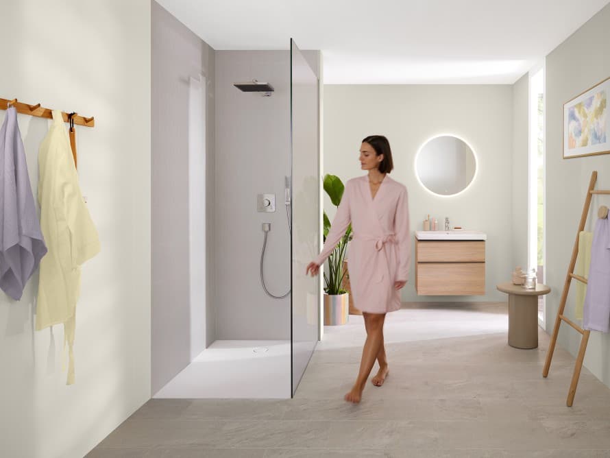 Femeie într-o baie luminoasă Femeie într-o baie luminoasă