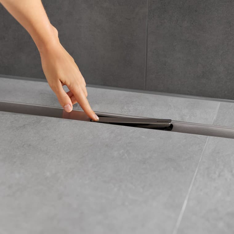 Inserția în formă de pieptene captează murdăria și părul și este ușor de îndepărtat și curățat. Inserția în formă de pieptene captează murdăria și părul și este ușor de îndepărtat și curățat.