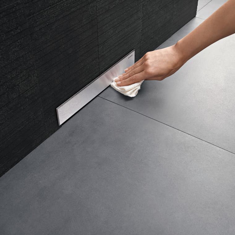 Curăţarea manuală a capacului unei scurgeri în perete Geberit Curăţarea manuală a capacului unei scurgeri în perete Geberit