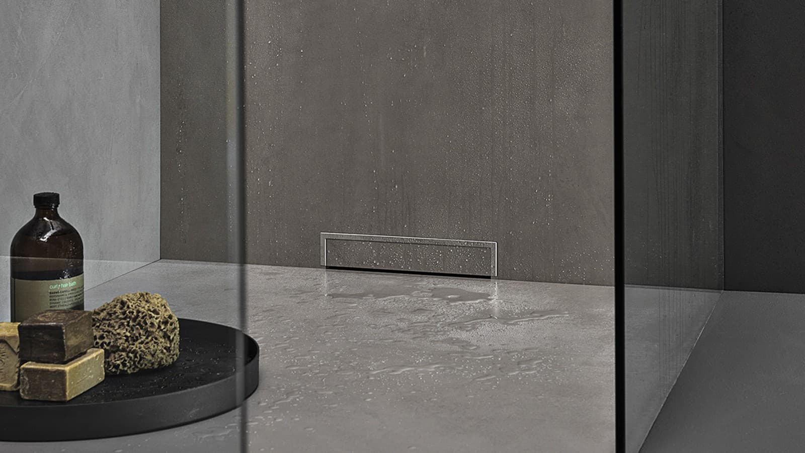 Suprafață de duș cu scurgere în perete Suprafață de duș cu scurgere în perete