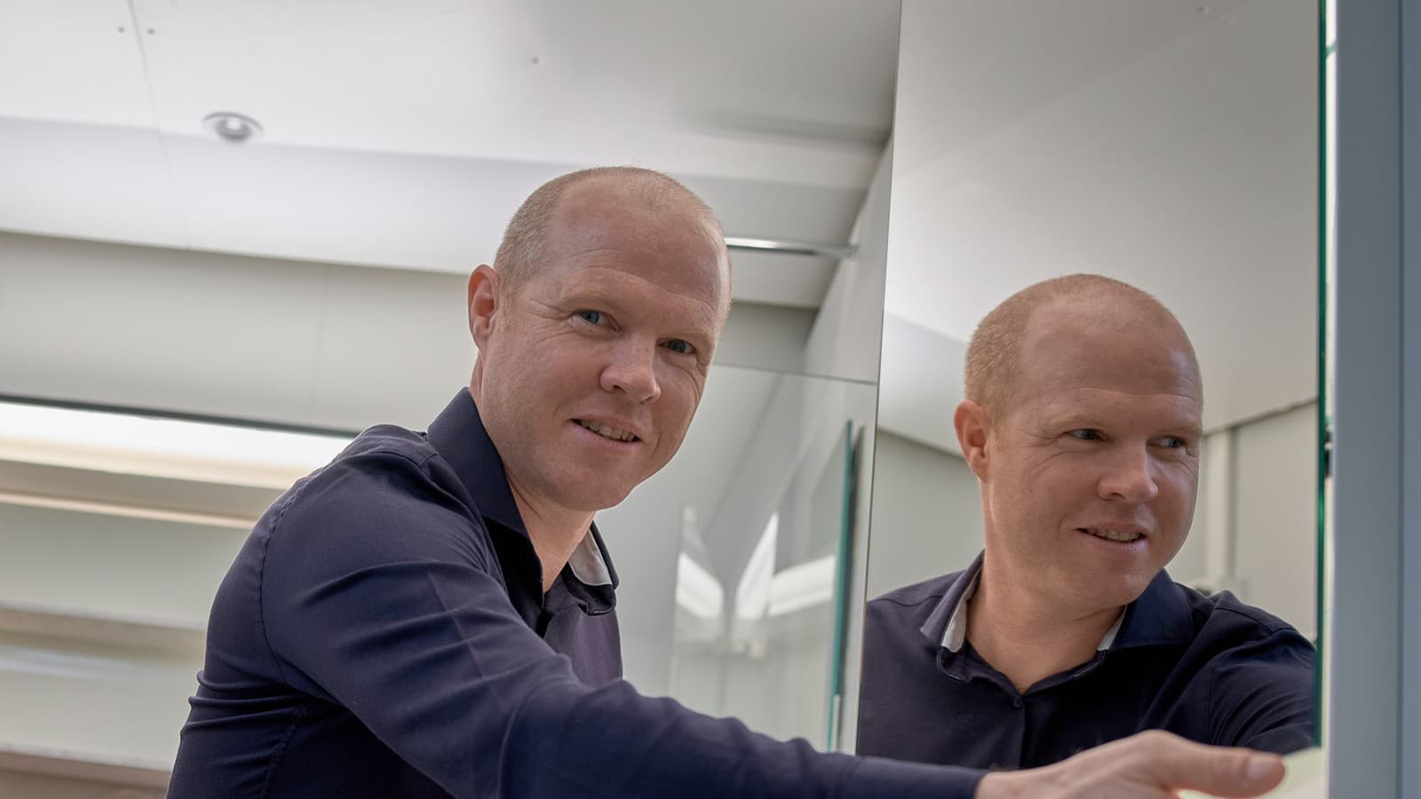 Expertul în iluminat Andreas Janser în laboratorul de iluminat de la sediul Geberit din Rapperswil-Jona, Elveția. (© Geberit) Expertul în iluminat Andreas Janser în laboratorul de iluminat de la sediul Geberit din Rapperswil-Jona, Elveția. (© Geberit)