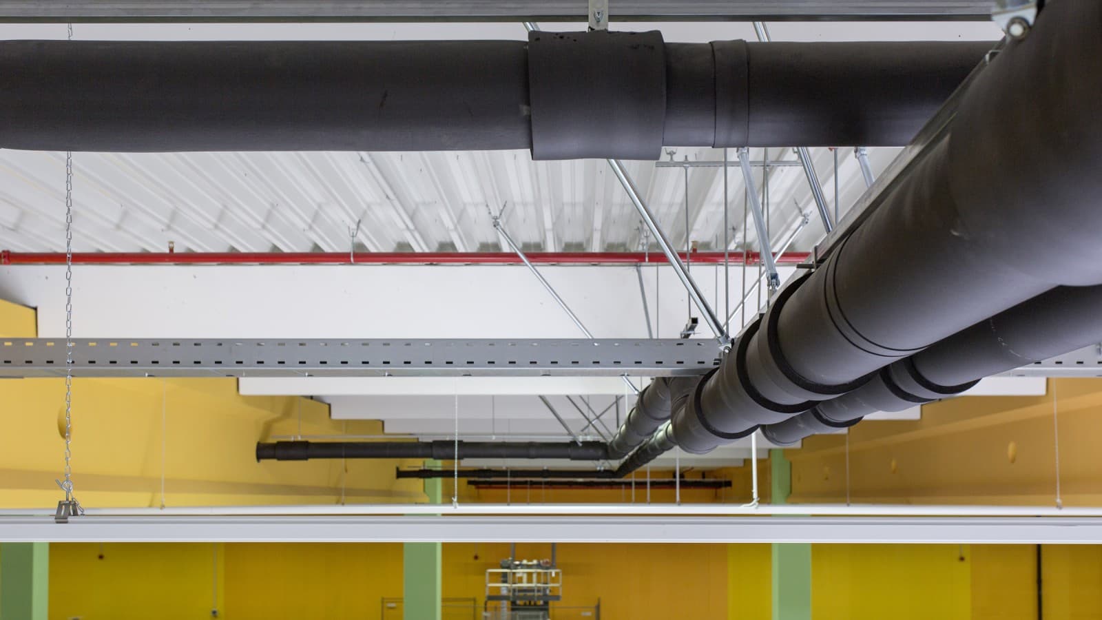 Conducte Geberit HDPE într-un sistem de drenaj al acoperișului cu Geberit Pluvia Conducte Geberit HDPE într-un sistem de drenaj al acoperișului cu Geberit Pluvia