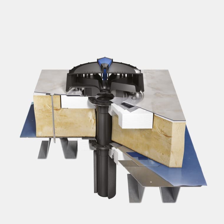 Instalarea Geberit Pluvia pe un acoperiș ușor, izolat cu o folie de acoperiș și o conexiune cu barieră de vapori Instalarea Geberit Pluvia pe un acoperiș ușor, izolat cu o folie de acoperiș și o conexiune cu barieră de vapori