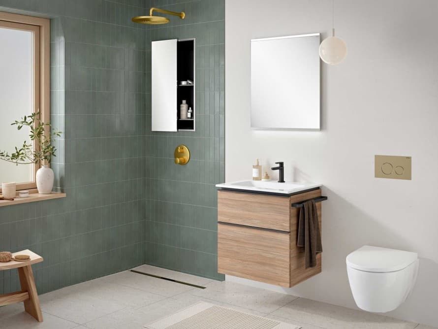 Baie în stil scandinav, amenajată cu seria de produse pentru baie Geberit iCon și o oglindă Option. Baie în stil scandinav, amenajată cu seria de produse pentru baie Geberit iCon și o oglindă Option.