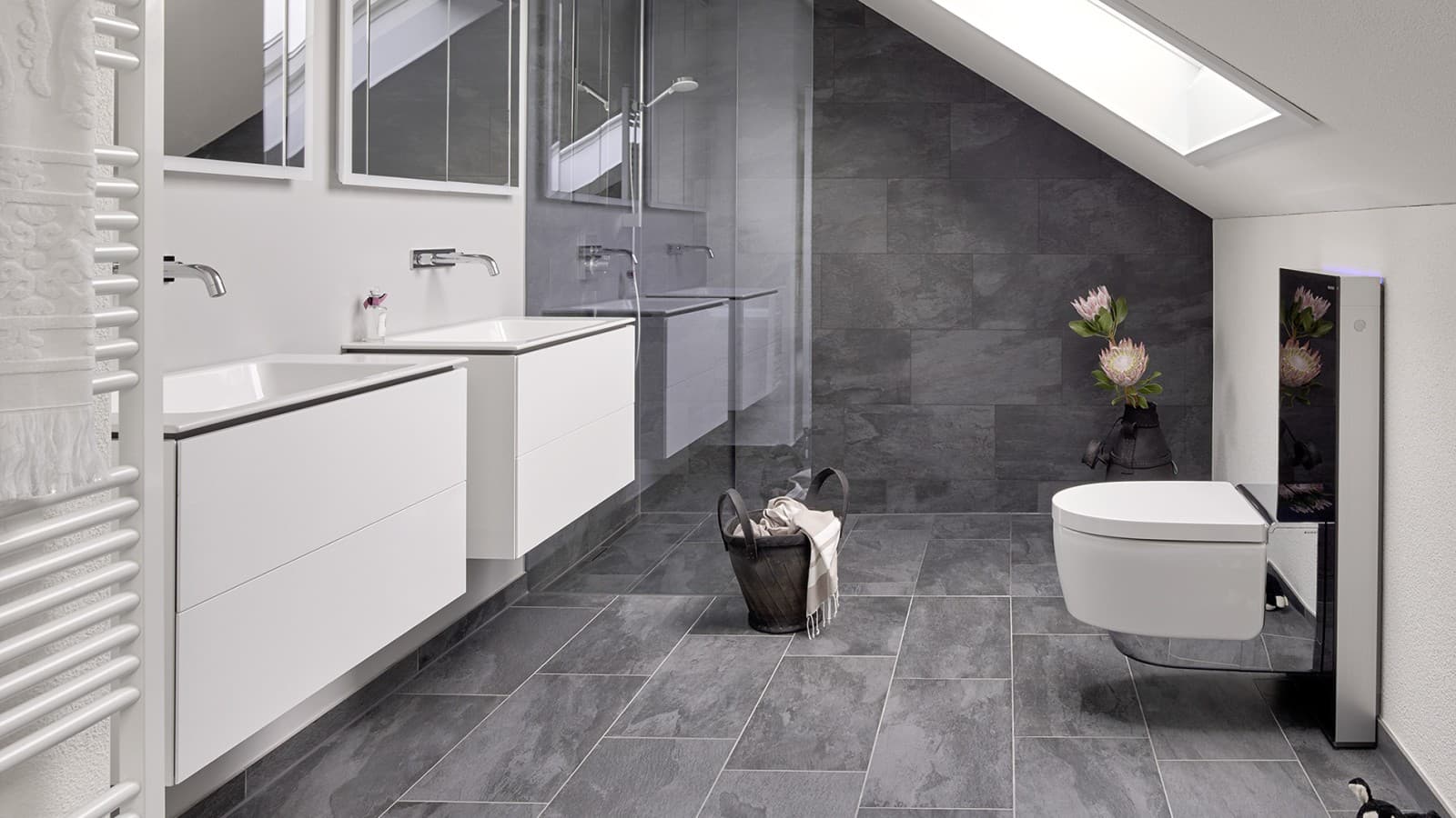 Baie cu acoperiş înclinat şi produse din seria de baie Geberit ONE şi Geberit AquaClean cu Monolith Baie cu acoperiş înclinat şi produse din seria de baie Geberit ONE şi Geberit AquaClean cu Monolith