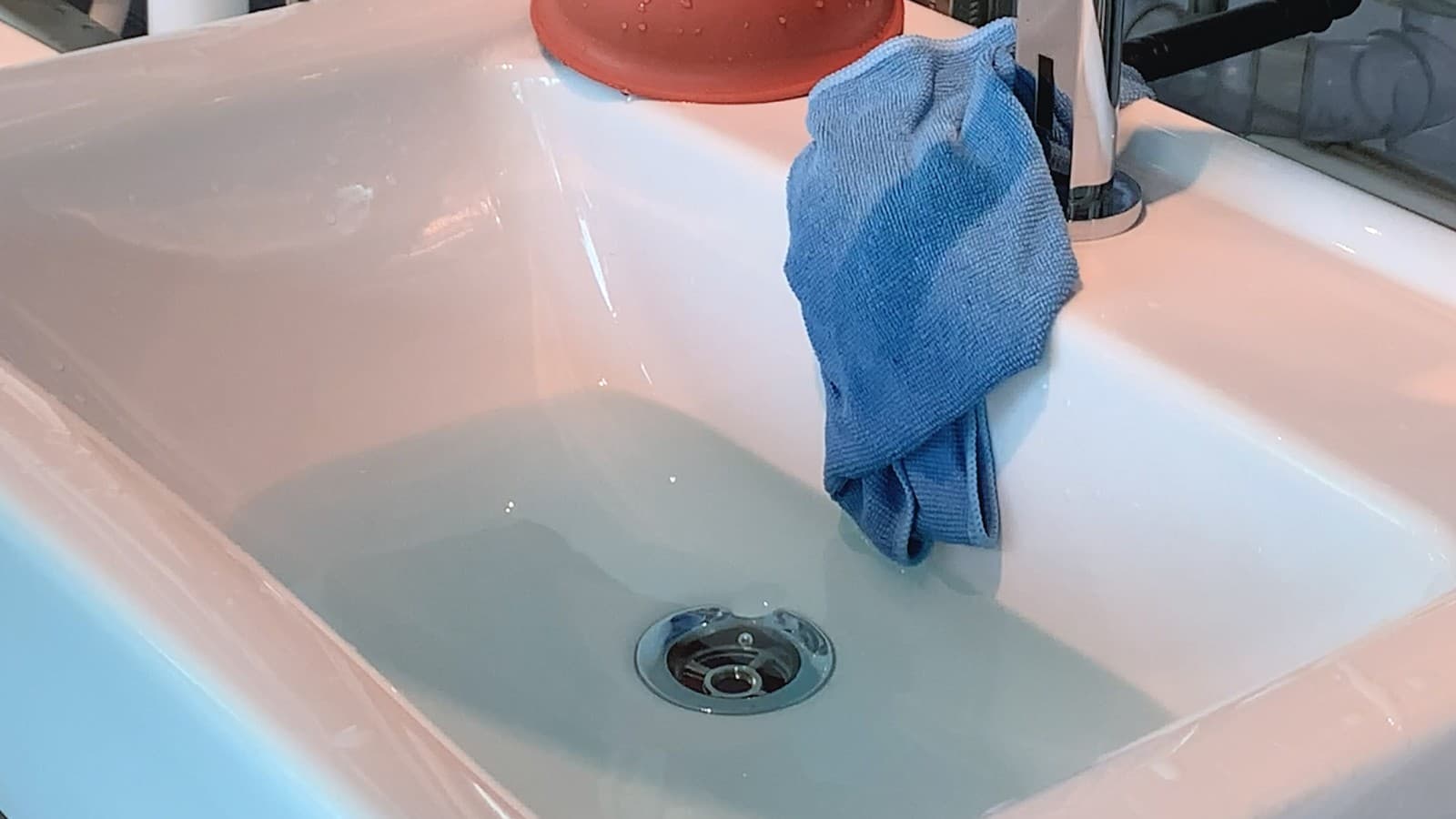 Apa din lavoar se scurge Apa din lavoar se scurge