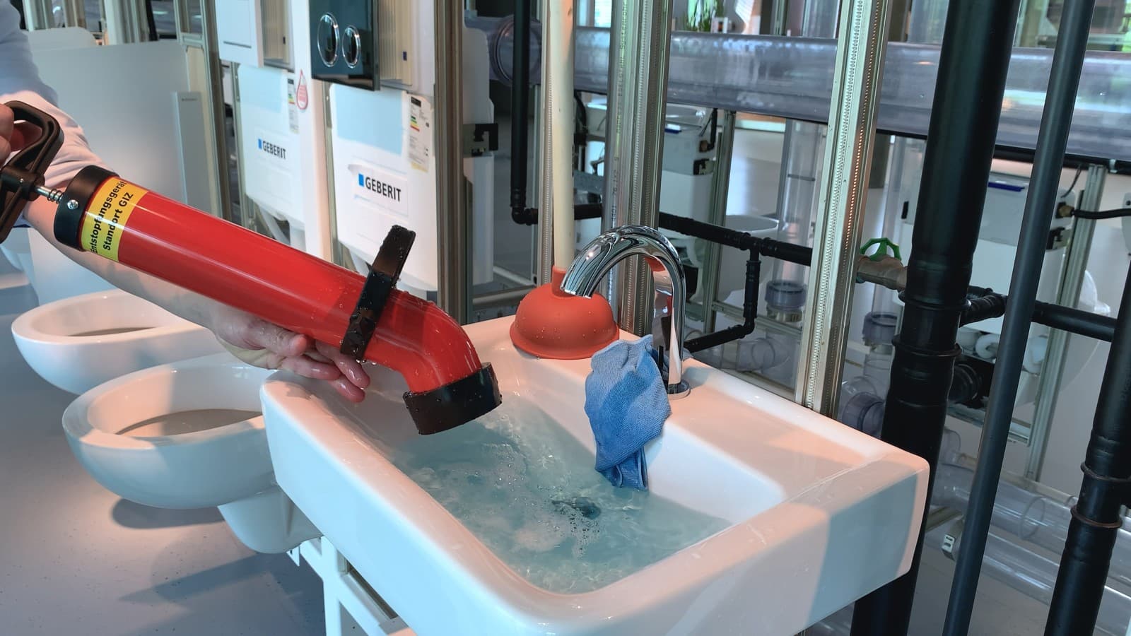 Un curăţător de ţevi sub presiune în acţiune Un curăţător de ţevi sub presiune în acţiune