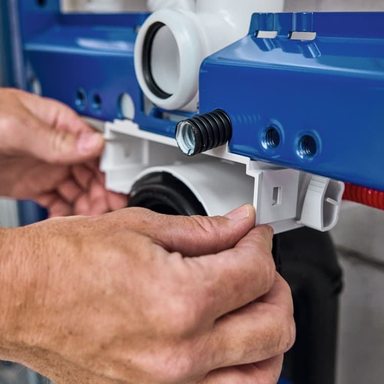 Specialistul în instalații sanitare instalează elementul de instalare pentru WC și carcasa Geberit Power & Connect Box. Specialistul în instalații sanitare instalează elementul de instalare pentru WC și carcasa Geberit Power & Connect Box.