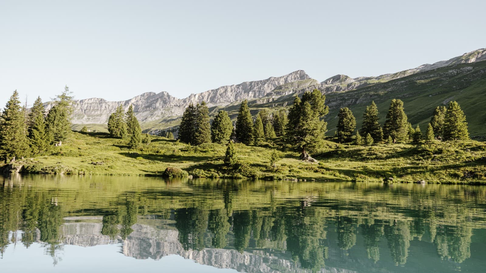 Reflecții în lacul montan elvețian Engstlensee, situat la 1.835 de metri altitudine. Fotograf: Bruno Augsburger (© Geberit) Reflecții în lacul montan elvețian Engstlensee, situat la 1.835 de metri altitudine. Fotograf: Bruno Augsburger (© Geberit)