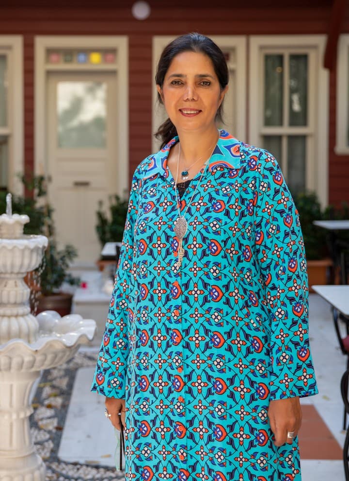 Expert în restaurare și proprietar de hotel: Deniz Alkan în curtea Hotelului Casa Turcească din Istanbul, special transformat (© Haydar Erçin) Expert în restaurare și proprietar de hotel: Deniz Alkan în curtea Hotelului Casa Turcească din Istanbul, special transformat (© Haydar Erçin)