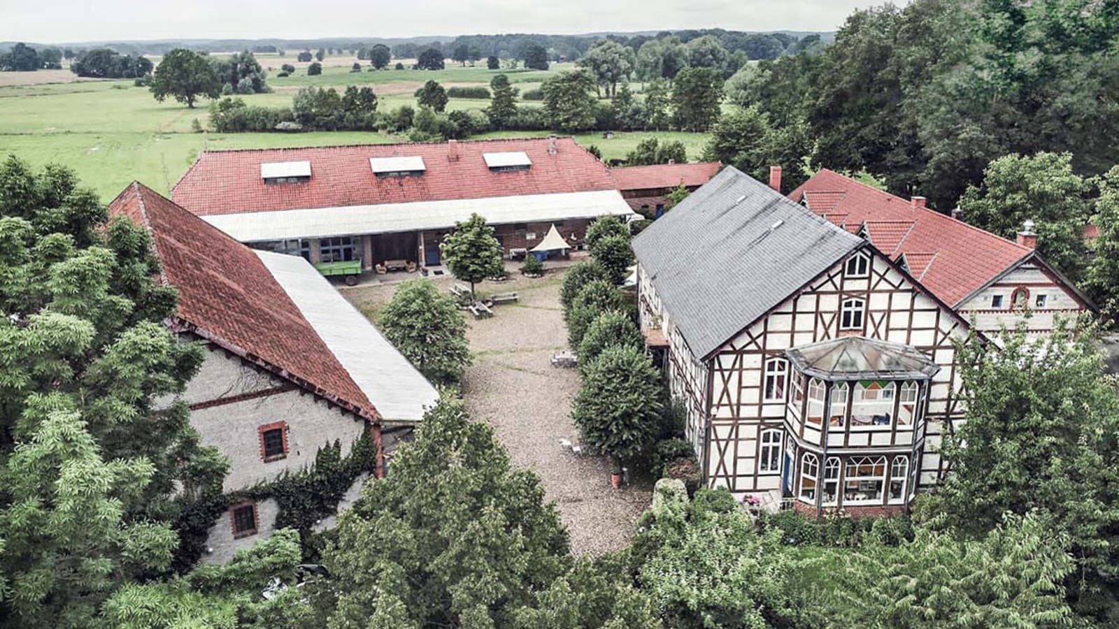 Pentru "A Thing of Possibility", constructorii au găsit o casă în nordul Germaniei. Terenul vast include mai multe clădiri, printre care și o casă cu pereți din lemn (© Geberit) Pentru "A Thing of Possibility", constructorii au găsit o casă în nordul Germaniei. Terenul vast include mai multe clădiri, printre care și o casă cu pereți din lemn (© Geberit)
