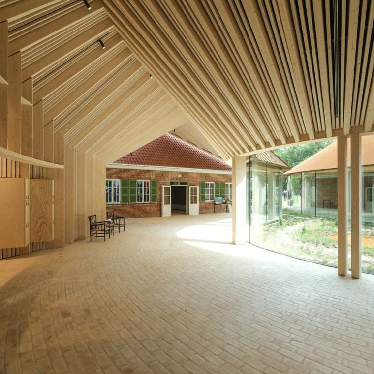 80.000 de cărămizi galbene împodobesc podeaua muzeului, ca aici, în interiorul aripii de legătură boltite (© R_Hjortshoj) 80.000 de cărămizi galbene împodobesc podeaua muzeului, ca aici, în interiorul aripii de legătură boltite (© R_Hjortshoj)