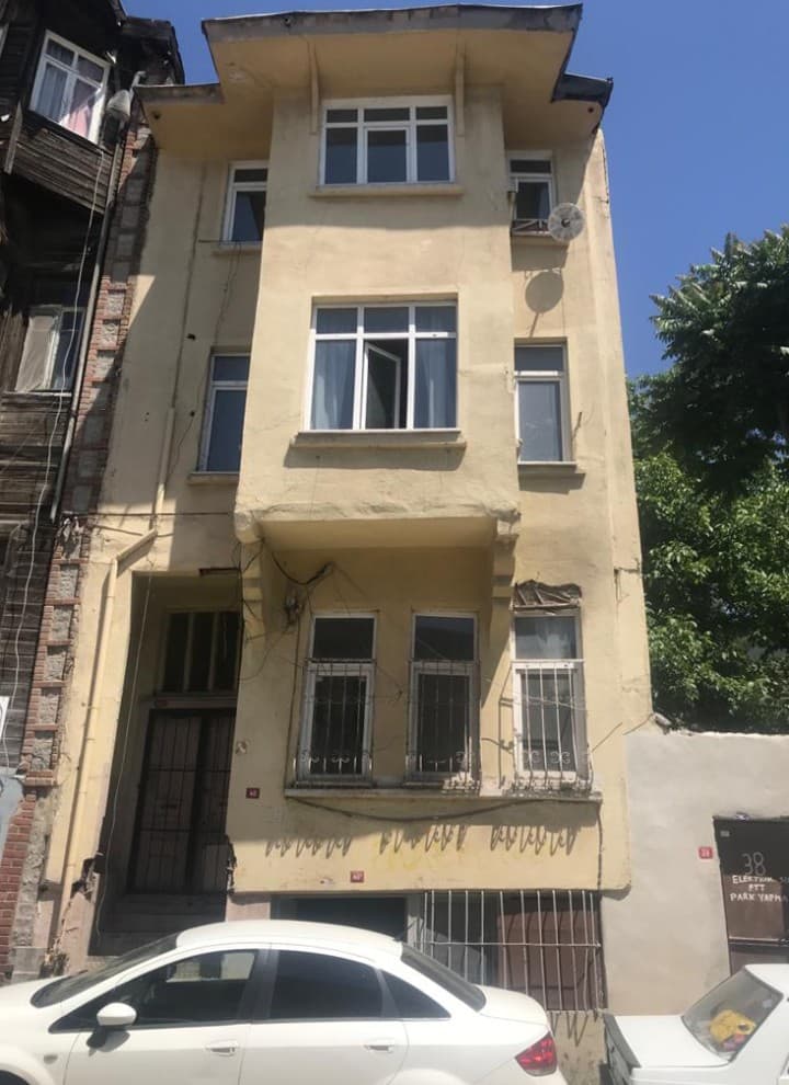 Înainte și după: clădirea așa cum era înainte de transformare (© Hotel Turkish House) Înainte și după: clădirea așa cum era înainte de transformare (© Hotel Turkish House)