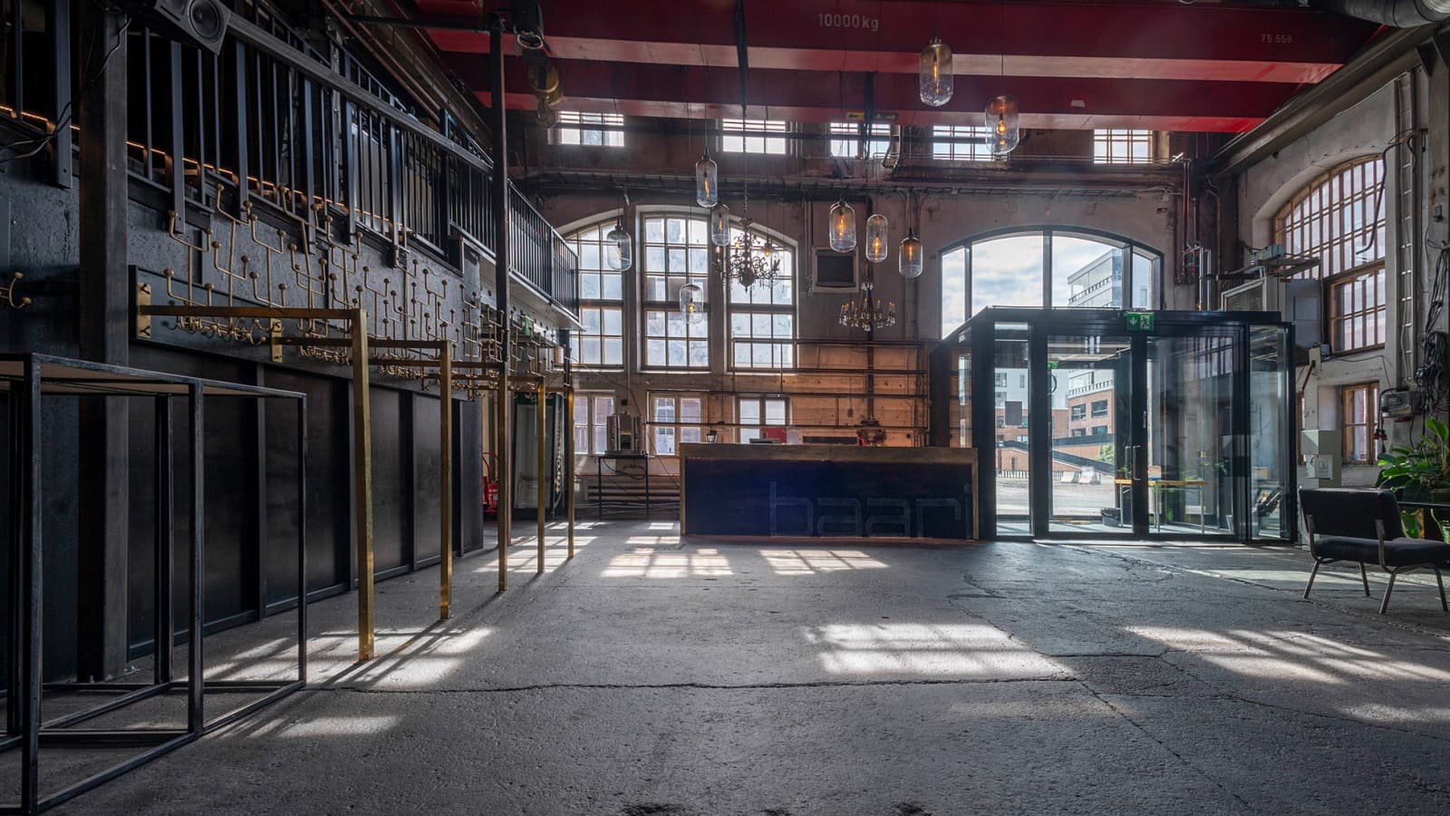 Oferta de la Konepaja este extrem de diversă. Baruri, cluburi, evenimente sportive și culturale găsesc aici suficient spațiu (© Kansallis Teatteri) Oferta de la Konepaja este extrem de diversă. Baruri, cluburi, evenimente sportive și culturale găsesc aici suficient spațiu (© Kansallis Teatteri)