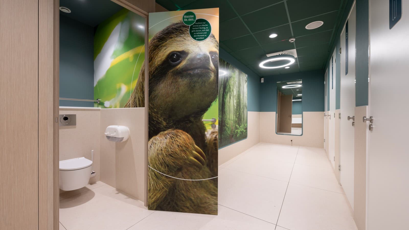 Și ceramica elegantă Geberit ONE WC este disponibilă în cabina WC (© Meike Goebel) Și ceramica elegantă Geberit ONE WC este disponibilă în cabina WC (© Meike Goebel)
