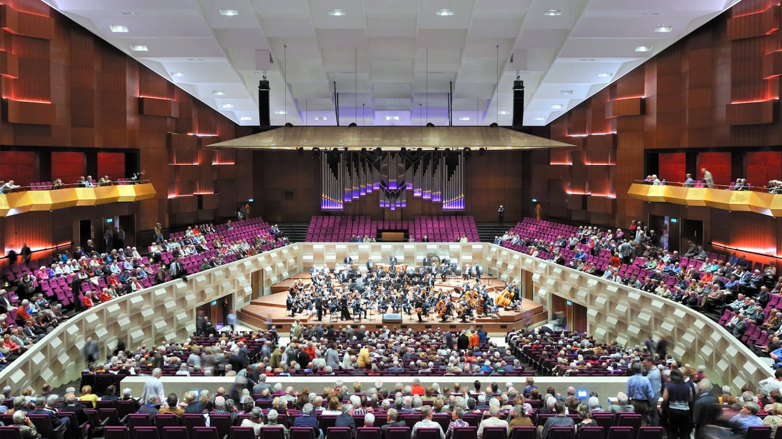 În marea sală de concerte au loc spectacole muzicale de toate stilurile (© Plotvis and Kraaijvanger Architecten) În marea sală de concerte au loc spectacole muzicale de toate stilurile (© Plotvis and Kraaijvanger Architecten)