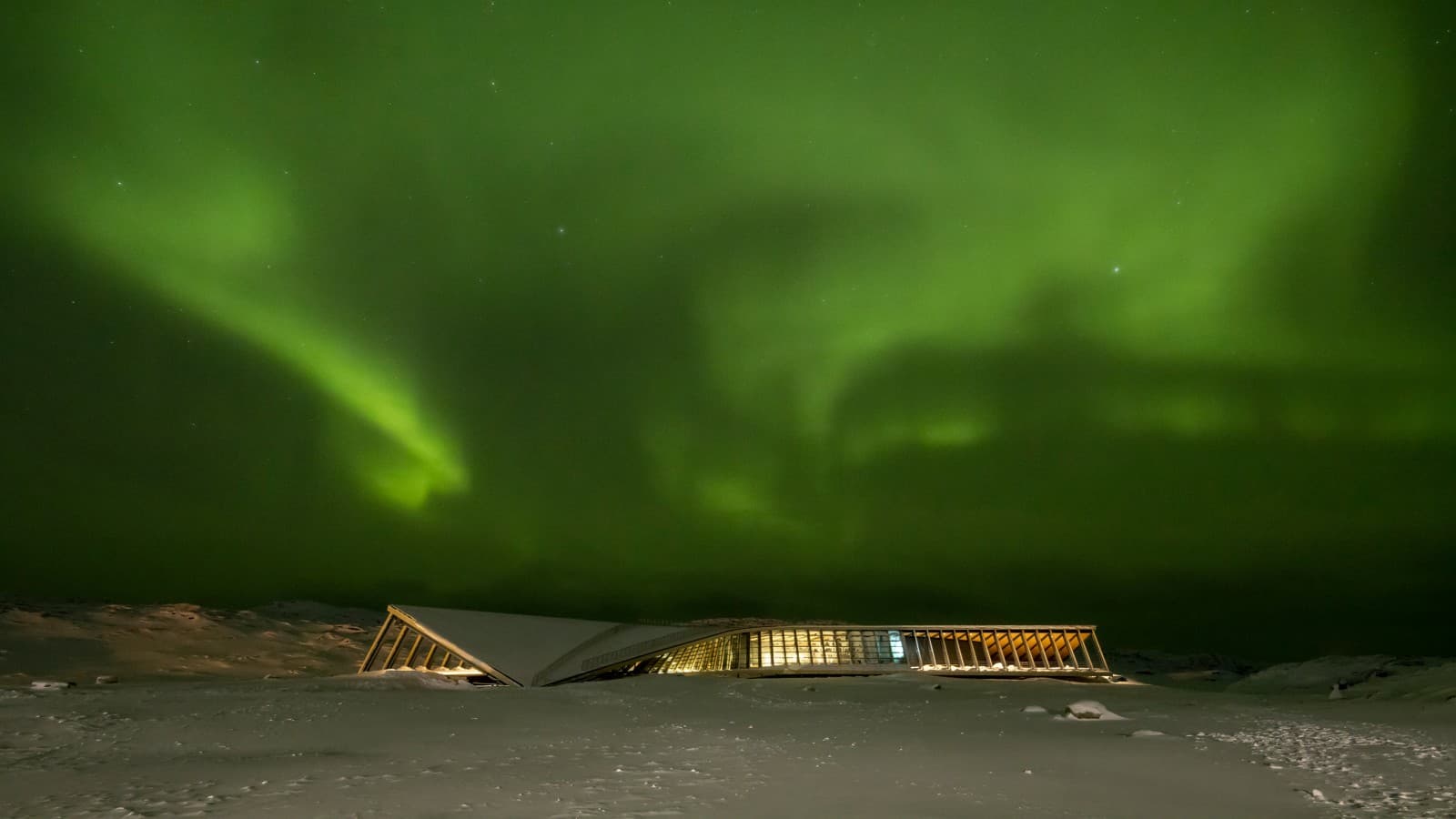 Centrul Icefjord în spectaculoasele lumini boreale ale nopții polare din Groenlanda (© Adam Mørk) Centrul Icefjord în spectaculoasele lumini boreale ale nopții polare din Groenlanda (© Adam Mørk)