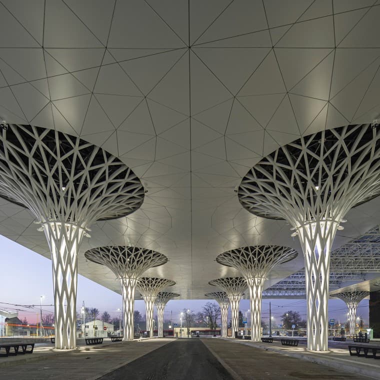 Coloanele traforate sunt o atracție deosebită a noii clădiri (© Rafał Chojnacki) Coloanele traforate sunt o atracție deosebită a noii clădiri (© Rafał Chojnacki)