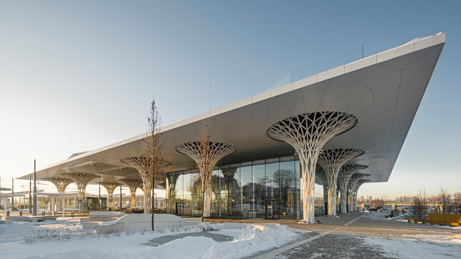 Cutie în cutie: Cubul de sticlă al gării metropolitane din Lublin este încorporat în structura cu un acoperiș și coloane traforate (© Rafał Chojnacki) Cutie în cutie: Cubul de sticlă al gării metropolitane din Lublin este încorporat în structura cu un acoperiș și coloane traforate (© Rafał Chojnacki)