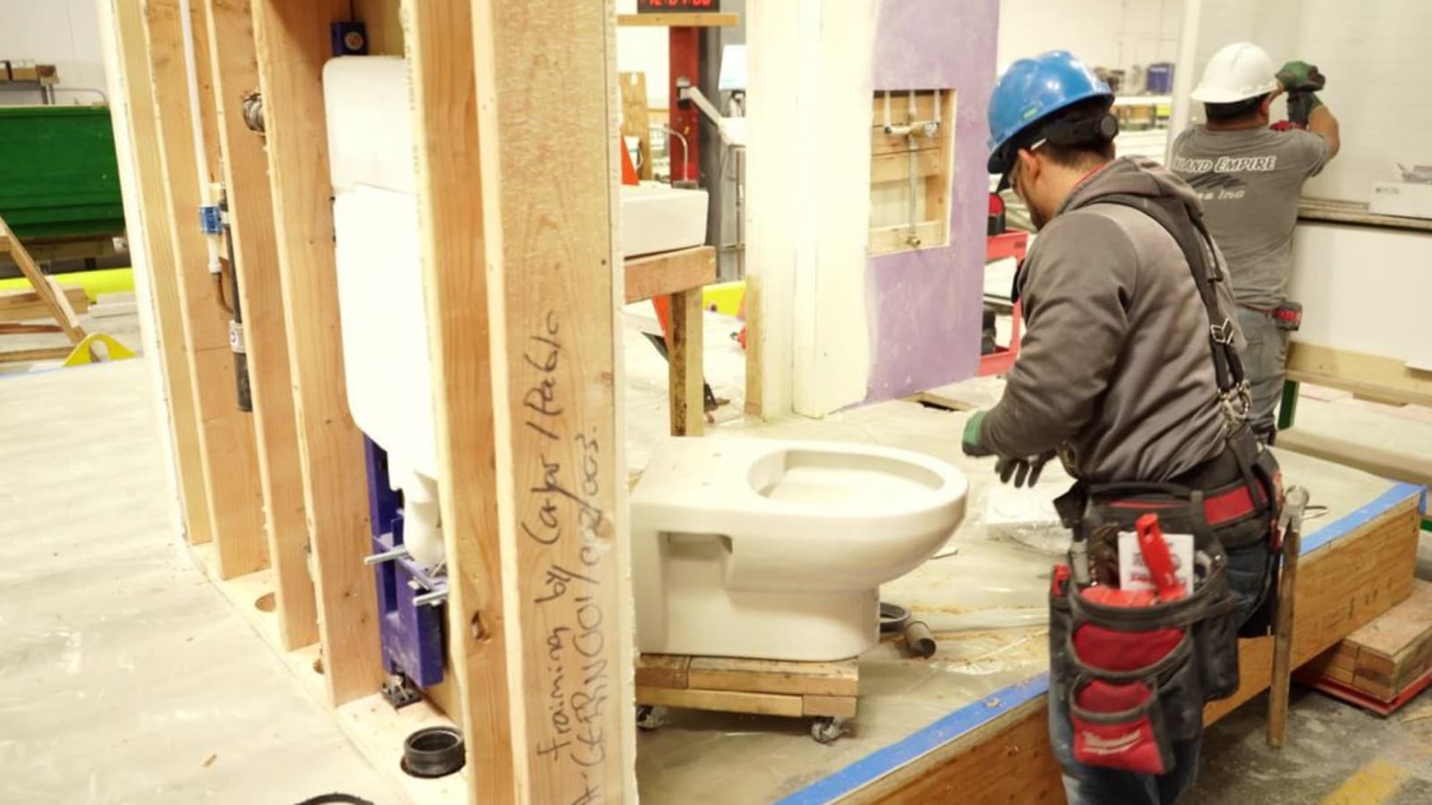 În baie, sunt utilizate elemente Geberit Duofix cu economie de spațiu și rezervoare ascunse. (© Geberit) În baie, sunt utilizate elemente Geberit Duofix cu economie de spațiu și rezervoare ascunse. (© Geberit)