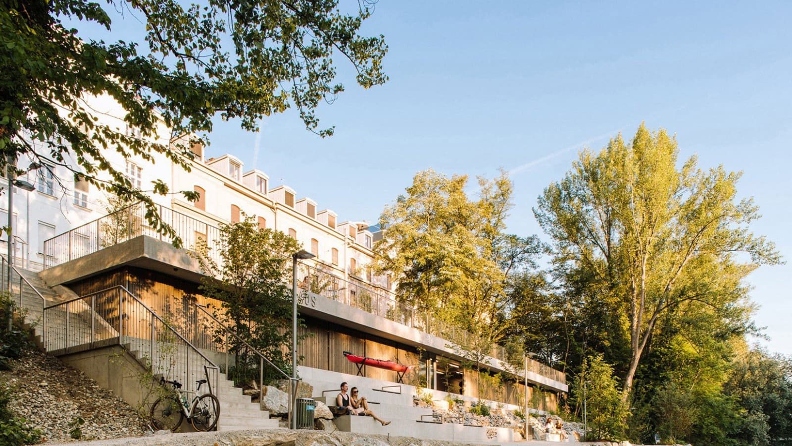Vedere exterioară a noului centru de sporturi nautice din Graz (© Christian Repnik) Vedere exterioară a noului centru de sporturi nautice din Graz (© Christian Repnik)
