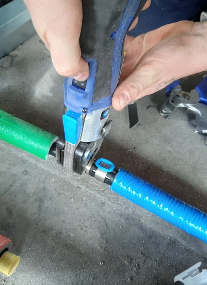 Noul sistem de presare Geberit FlowFit în uz (© Geberit) Noul sistem de presare Geberit FlowFit în uz (© Geberit)