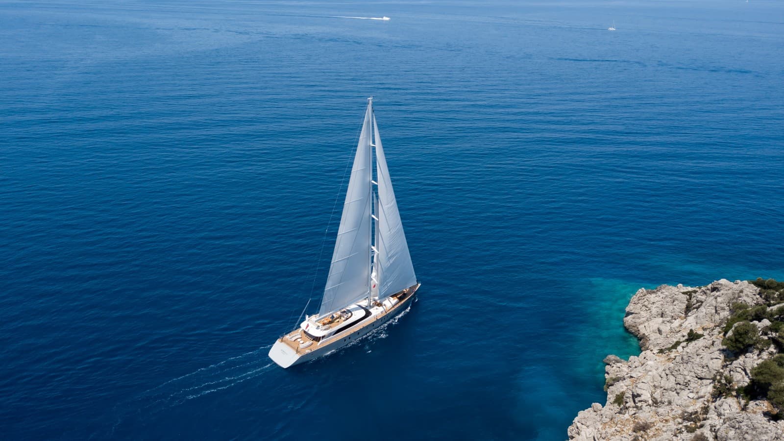 Un iaht cu vele de la șantierul naval ADA Yachting din Bodrum alunecă prin Marea Mediterană (© ADA Yachting) Un iaht cu vele de la șantierul naval ADA Yachting din Bodrum alunecă prin Marea Mediterană (© ADA Yachting)