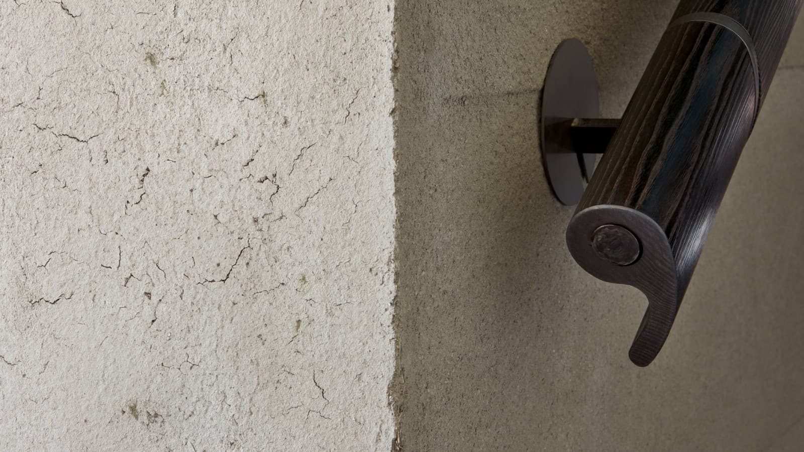 Suprafețele precum lemnul ars sau pereții de lut sporesc experiența tactilă. (© David Willen Studio) Suprafețele precum lemnul ars sau pereții de lut sporesc experiența tactilă. (© David Willen Studio)