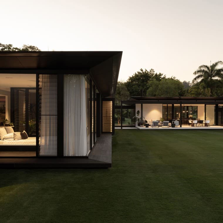 Pentru Sarah Waller, arhitectura nu înseamnă doar crearea de spații, ci și proiectarea vieții trăite în interiorul acestora. (© Alyne Media) Pentru Sarah Waller, arhitectura nu înseamnă doar crearea de spații, ci și proiectarea vieții trăite în interiorul acestora. (© Alyne Media)