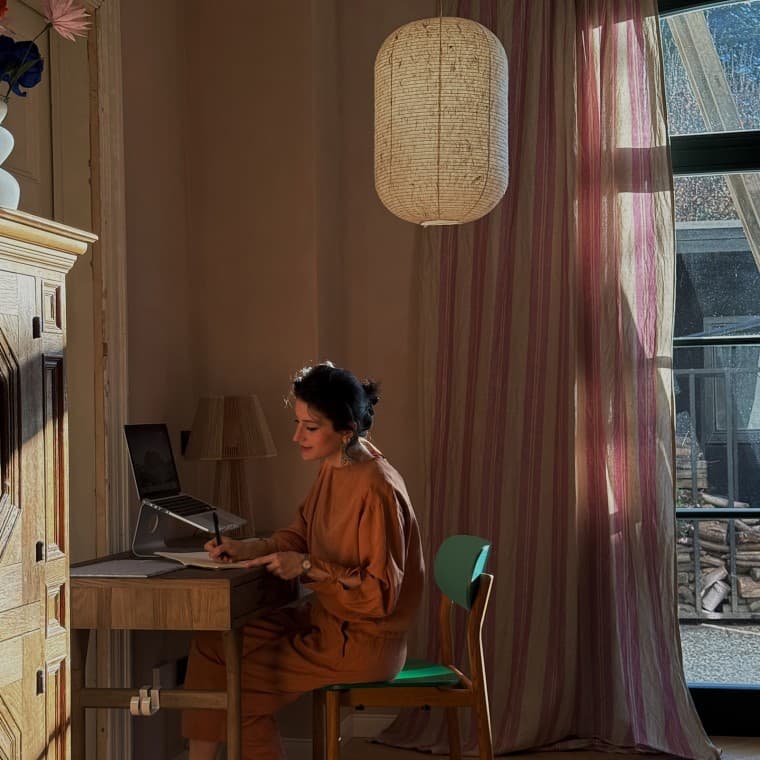 Büşra Qadir numește stilul său interior „fusion living”, combinând culturi, stiluri și culori (© Büşra Qadir) Büşra Qadir numește stilul său interior „fusion living”, combinând culturi, stiluri și culori (© Büşra Qadir)