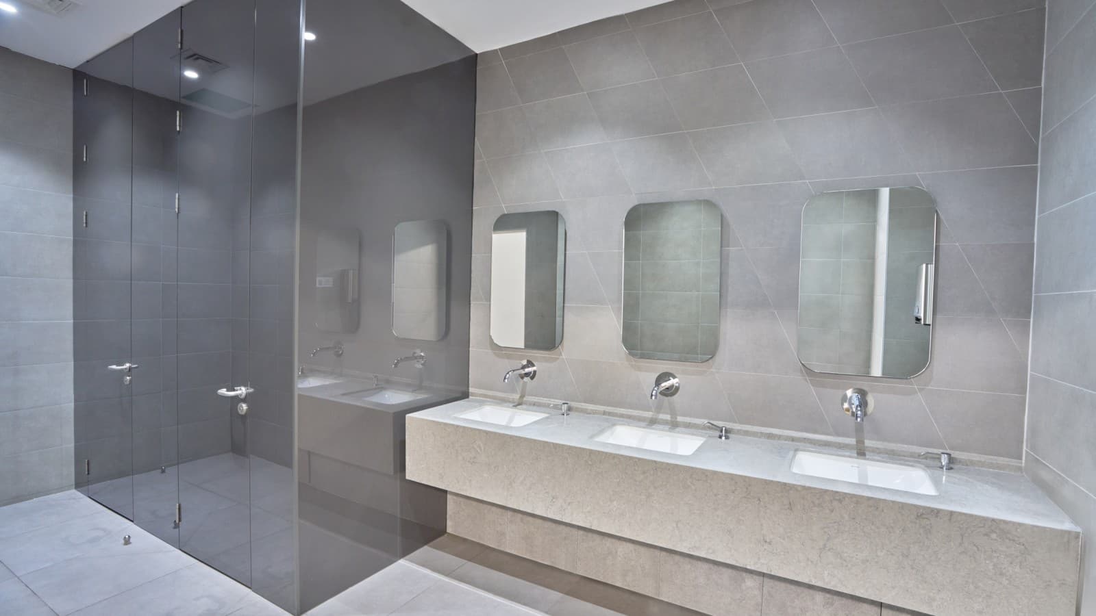 Simplu și elegant: Lavoar Geberit VariForm și baterii Piave. © Oğuzhan Kasar Simplu și elegant: Lavoar Geberit VariForm și baterii Piave. © Oğuzhan Kasar