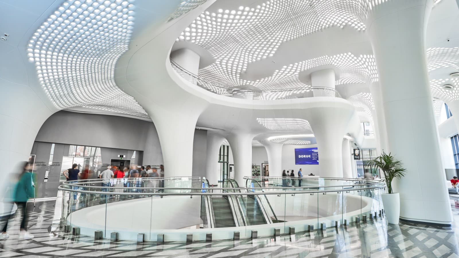 Futurist și scăldat în lumină: Spitalul Doruk Nilüfer din Bursa se bazează pe camere spațioase și forme organice. (© Spitalul Doruk) Futurist și scăldat în lumină: Spitalul Doruk Nilüfer din Bursa se bazează pe camere spațioase și forme organice. (© Spitalul Doruk)