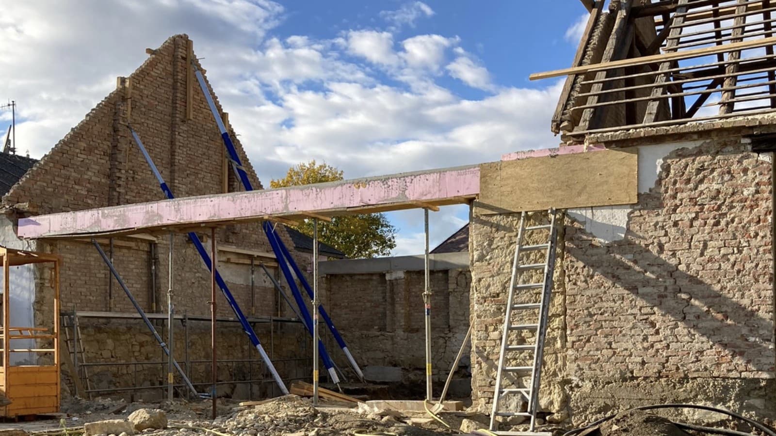 Cum a început totul: vechiul hambar în 2021 (© Anna W.) Cum a început totul: vechiul hambar în 2021 (© Anna W.)