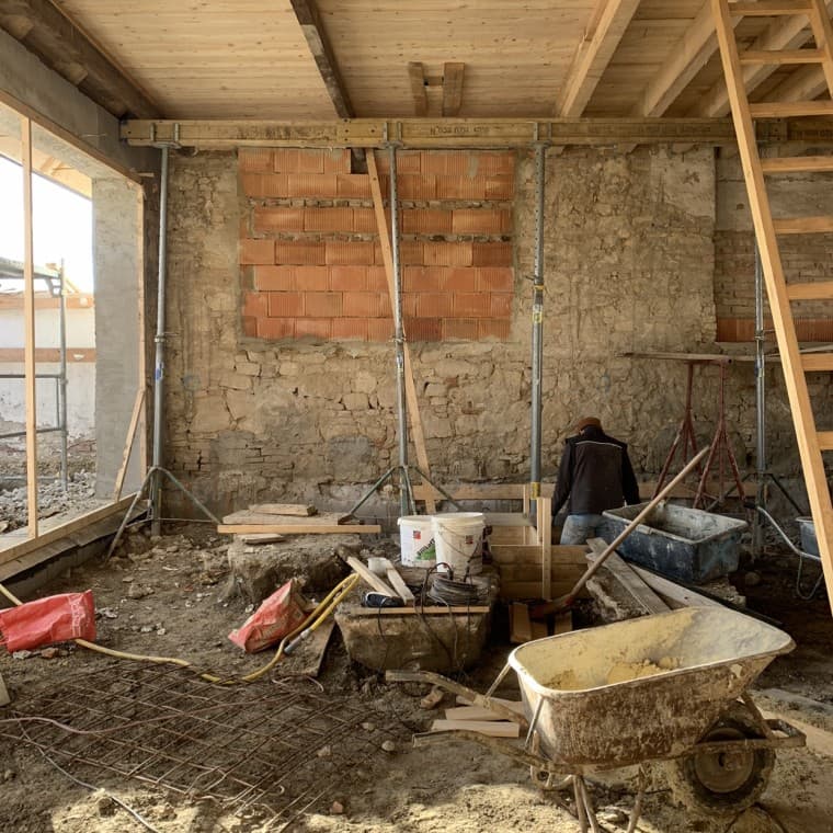 „Camera de zi” înainte de renovare. O mare parte din ea a fost complet refăcută, cum ar fi structura podelei (© Anna W.) „Camera de zi” înainte de renovare. O mare parte din ea a fost complet refăcută, cum ar fi structura podelei (© Anna W.)