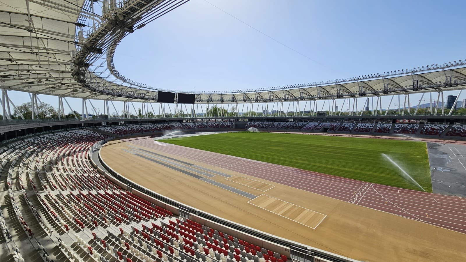 Piața centrală este destinată evenimentelor majore, dar la jumătatea distanței există o alee largă destinată utilizării publice (© Geberit) Piața centrală este destinată evenimentelor majore, dar la jumătatea distanței există o alee largă destinată utilizării publice (© Geberit)