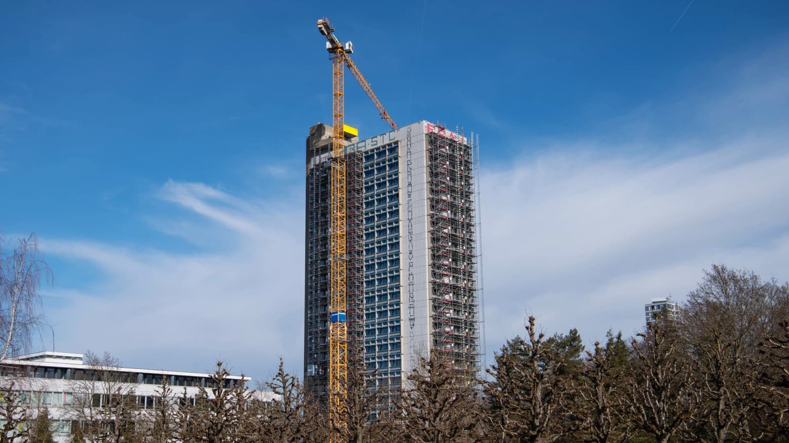 Clădirea înaltă OMU 93 din anii 1970, în curs de renovare și reamenajare Clădirea înaltă OMU 93 din anii 1970, în curs de renovare și reamenajare