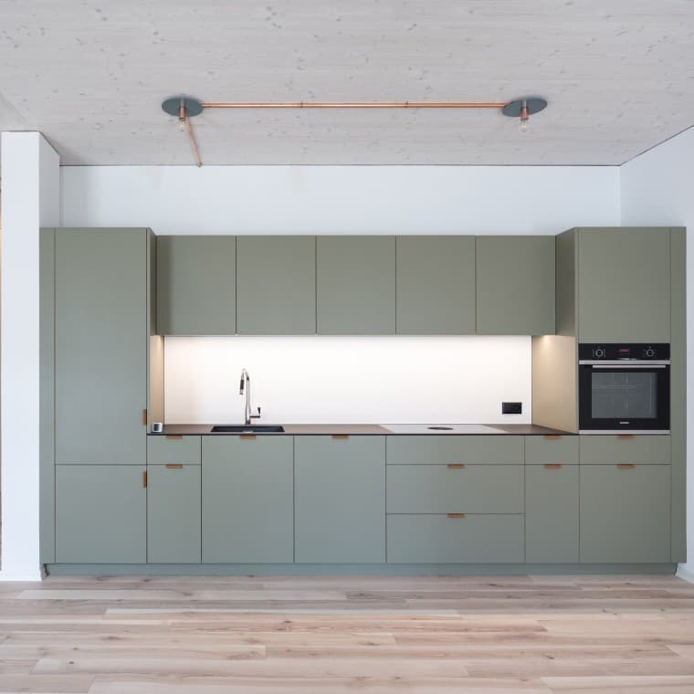 Cablurile montate la suprafață sunt instalate pentru a se asigura că această clădire poate fi utilizată în mod flexibil și pe termen lung. © Openly / Jens Ellensohn Cablurile montate la suprafață sunt instalate pentru a se asigura că această clădire poate fi utilizată în mod flexibil și pe termen lung. © Openly / Jens Ellensohn