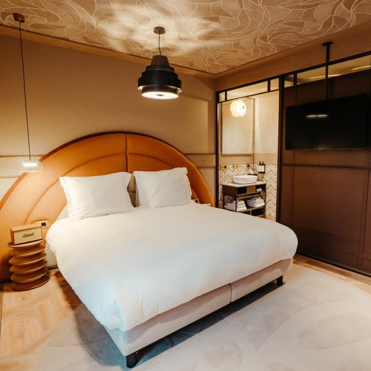 36 de camere de hotel elegante în stil modern de la mijlocul secolului. (© Nina Slagmolen) 36 de camere de hotel elegante în stil modern de la mijlocul secolului. (© Nina Slagmolen)