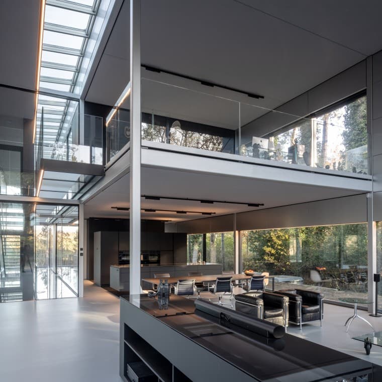 Clădirea este aproape în întregime demontabilă și reutilizabilă. (© Lucas van der Wee) Clădirea este aproape în întregime demontabilă și reutilizabilă. (© Lucas van der Wee)