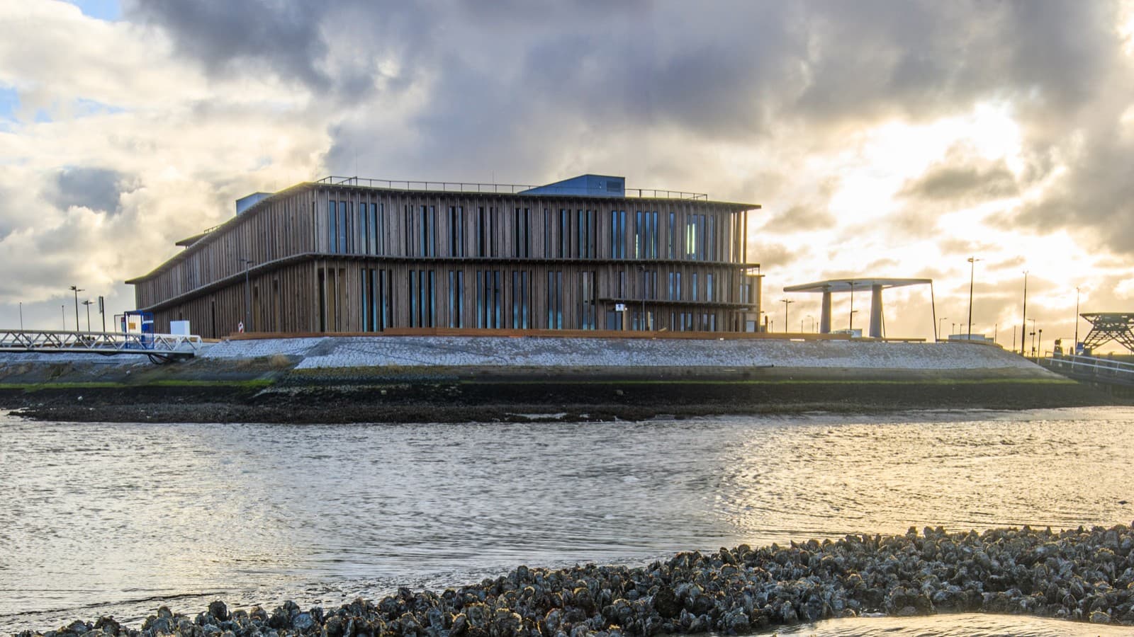 Centrul Patrimoniului Mondial al Mării Wadden, recent inaugurat (© Tjeerd Visser/WEC) Centrul Patrimoniului Mondial al Mării Wadden, recent inaugurat (© Tjeerd Visser/WEC)