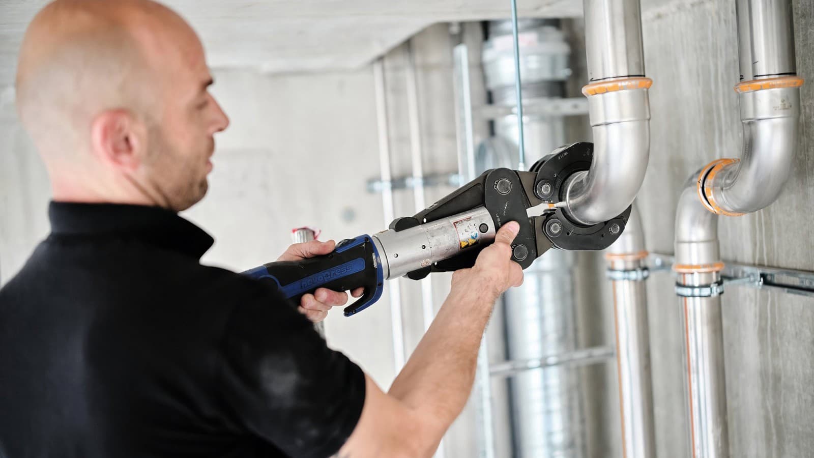 Instalatorul Danijel Pupic montează sistemul Geberit Mapress Therm Instalatorul Danijel Pupic montează sistemul Geberit Mapress Therm